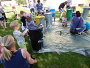 Společné odpoledne rodičů a dětí - natírání popelnic